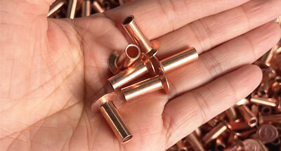 Měděné nýty se dovážejí do Evropy