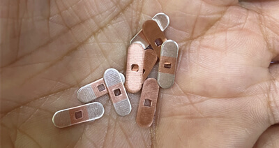 Zásilka pro výlisky vyrobené stříbrným intarzovaným pásem